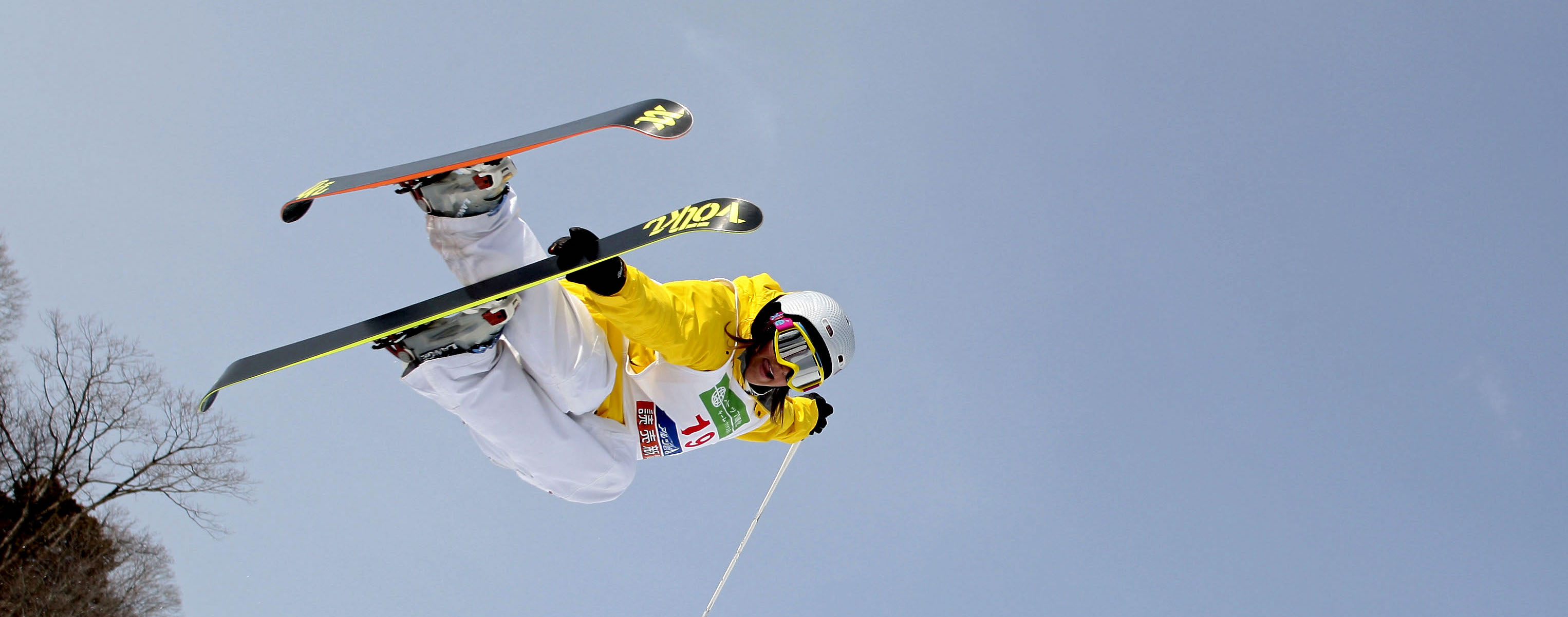 Jen Hudak skiing halfpipe
