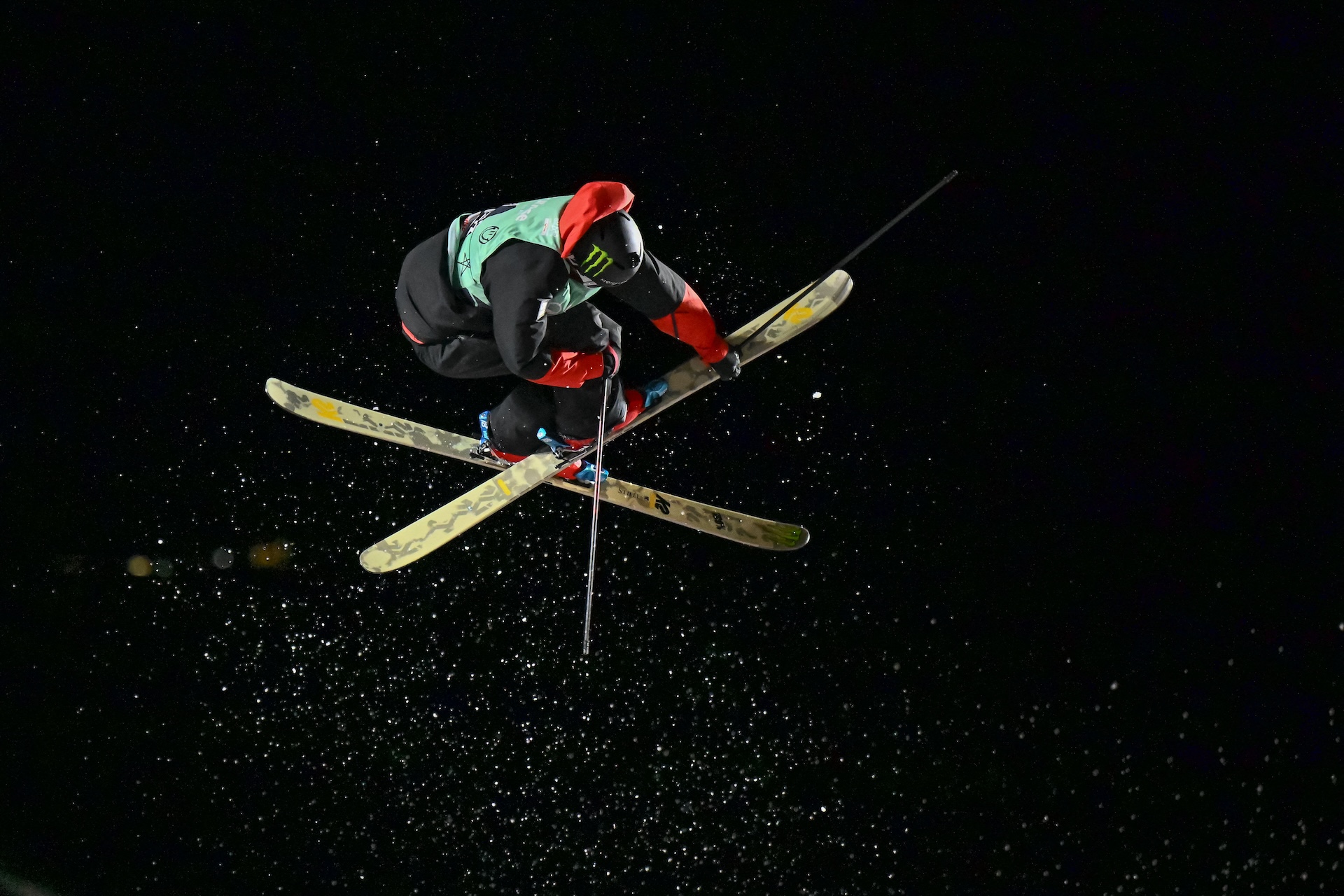 Troy Podmilsak grabbing mute during Big Air finals