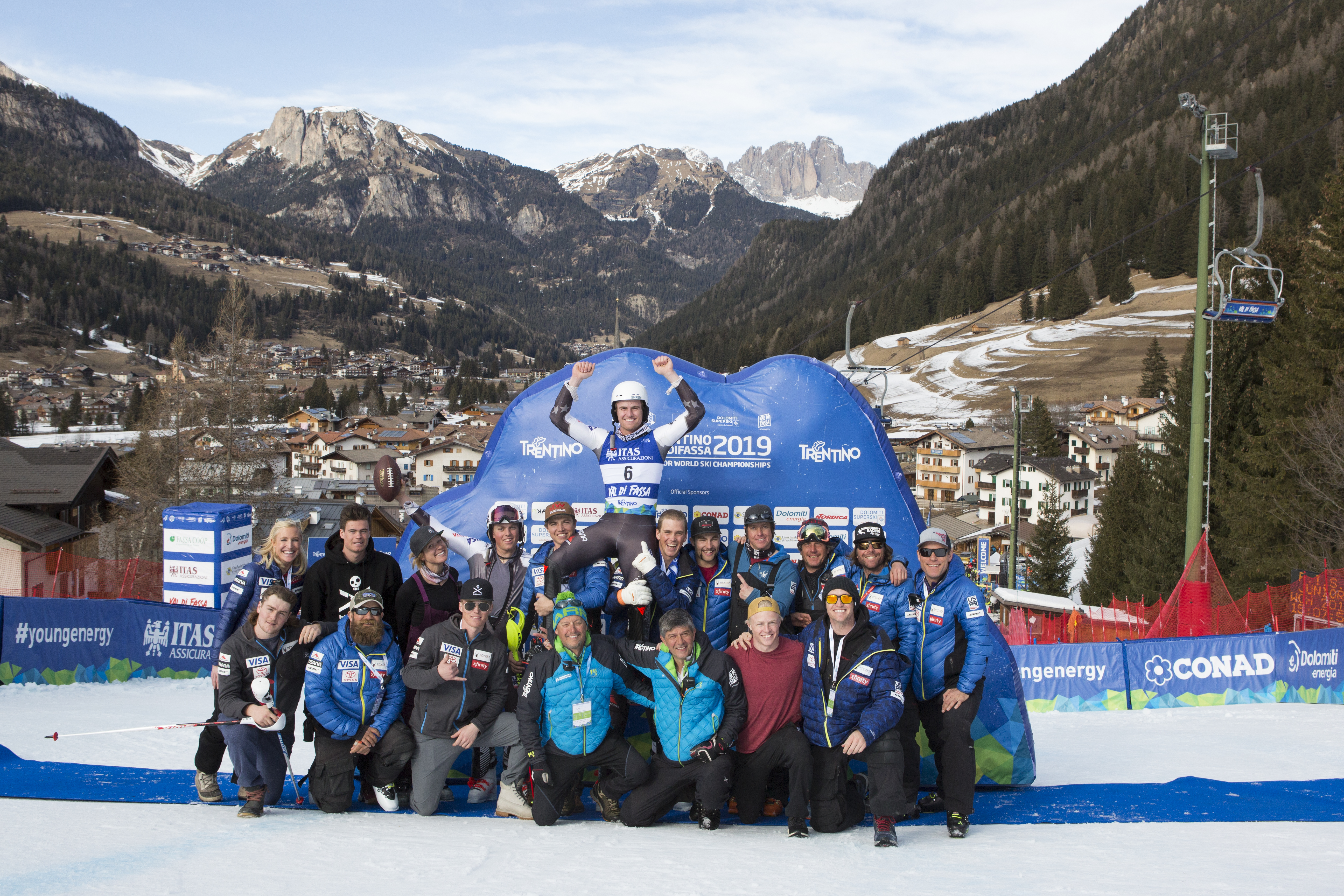The whole team celebrates Ben Ritchie at Junior World Championships. 