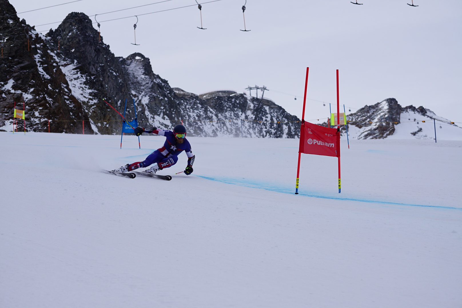 Tommy Ford arcs a GS turn