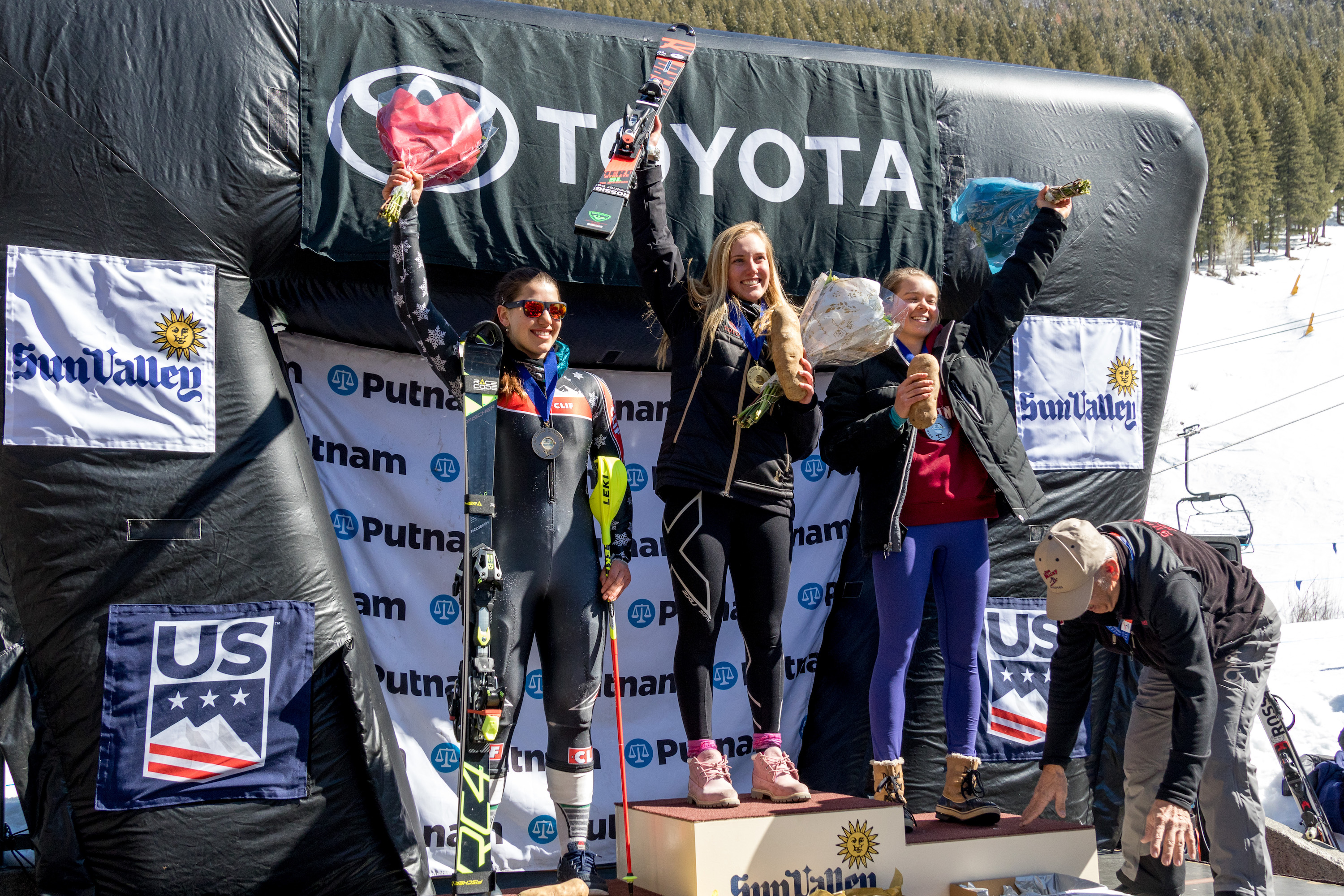 Nina O'Brien on top of the slalom podium in 2018